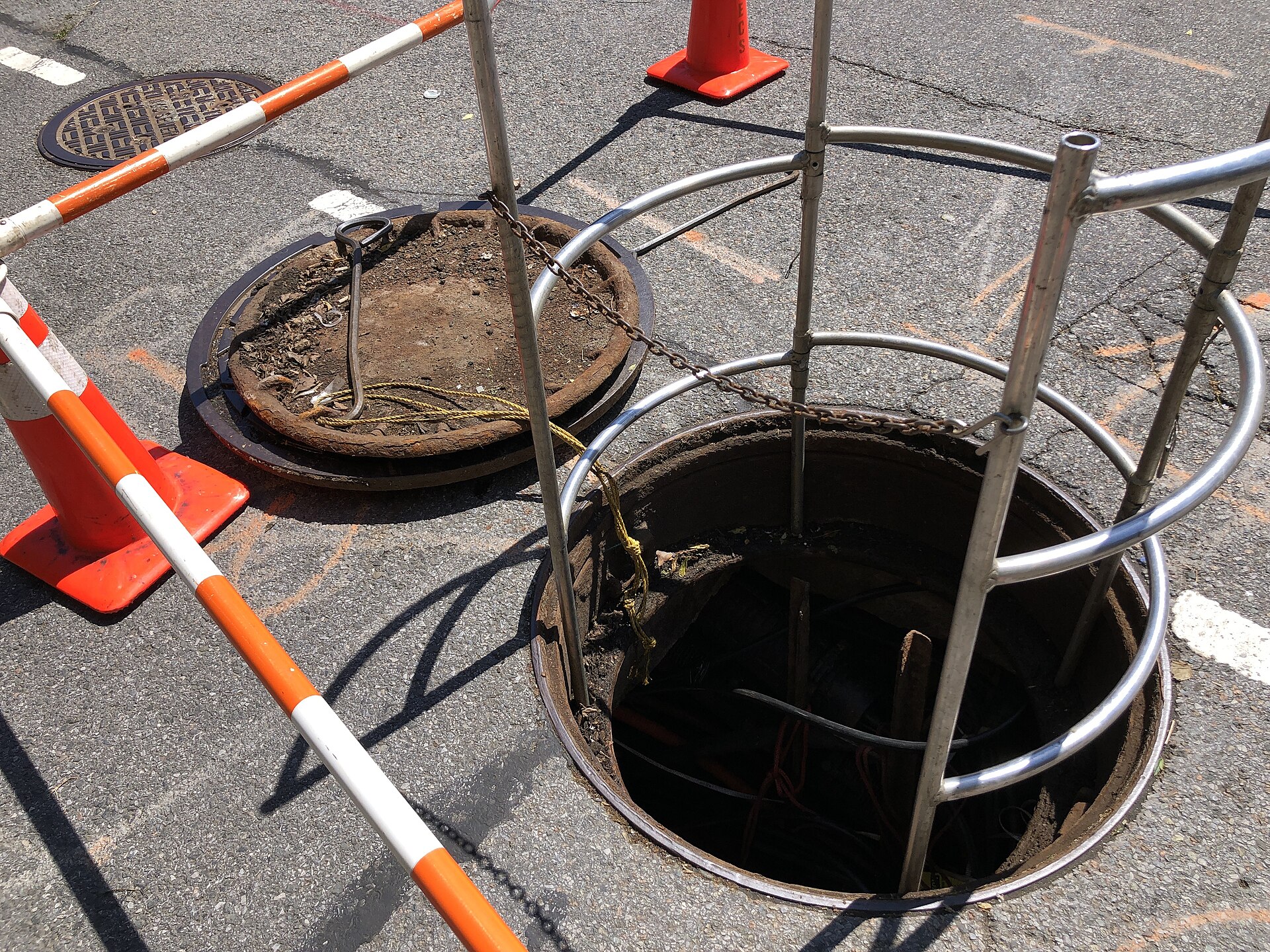 Drainage network manhole monitoring